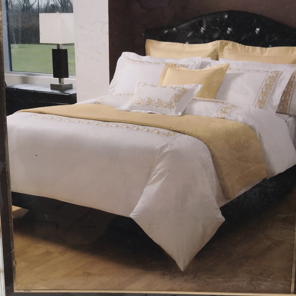 7 Pc Set Hillcrest The Hotel Collection Embroidered Duvet Cover & Sheet Set